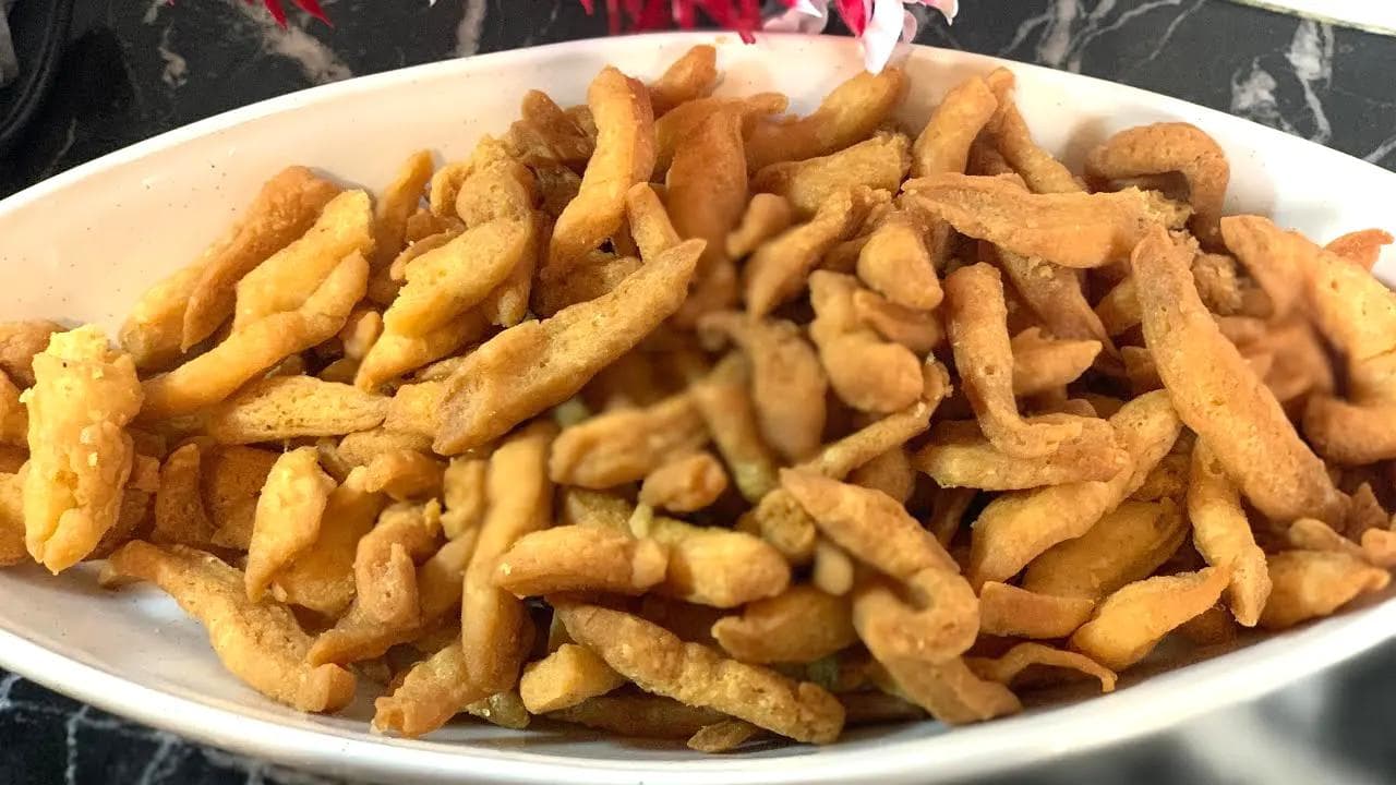 Thinly sliced, crispy chips seasoned with savory Ghanaian spices.